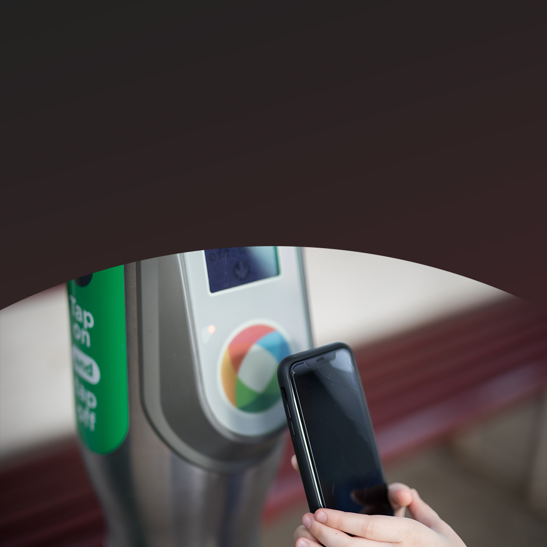 Approchez votre téléphone pour payer les transports en commun.