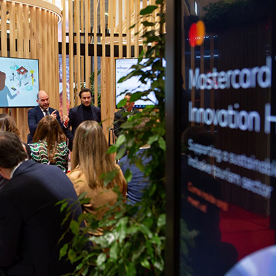Groupe de personnes écoutant une présentation au centre d'innovation touristique de Mastercard.