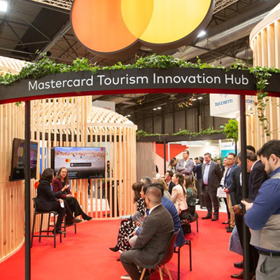 Groupe de personnes écoutant les intervenants au Mastercard Toursim Innovation hub.