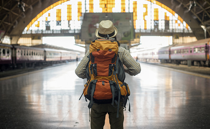 Personne avec sac à dos à la gare.