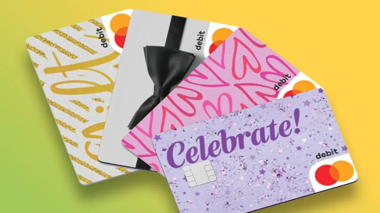 Quatre cartes-cadeaux avec des designs différents.