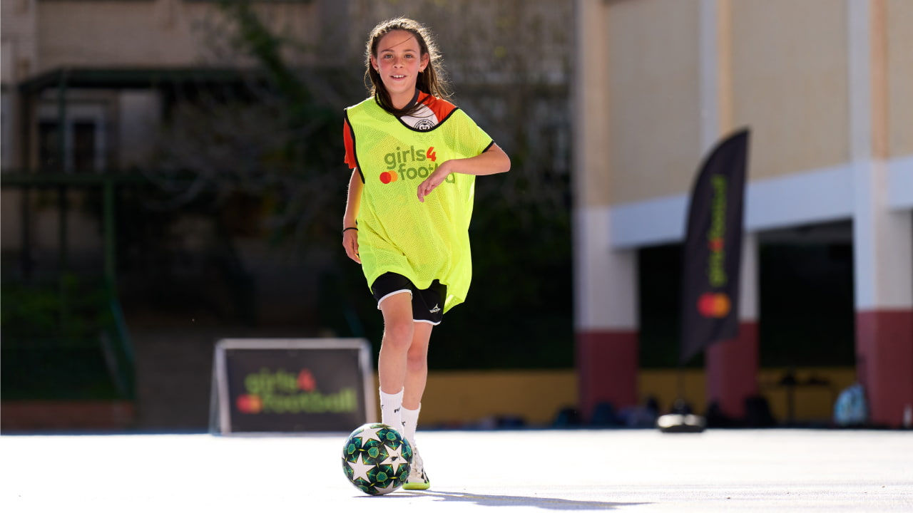 une fille dribble avec un ballon