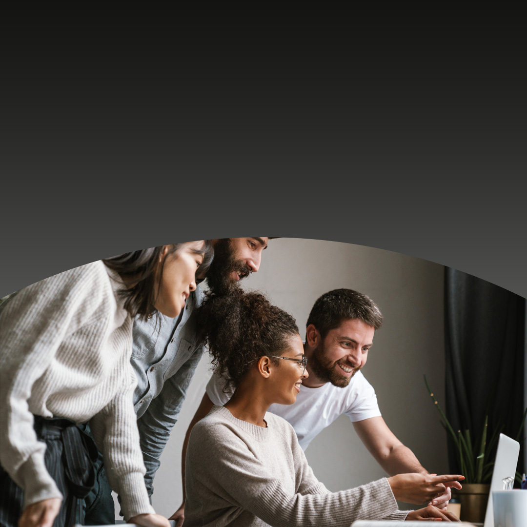 Empresarios trabajando juntos en la oficina.
