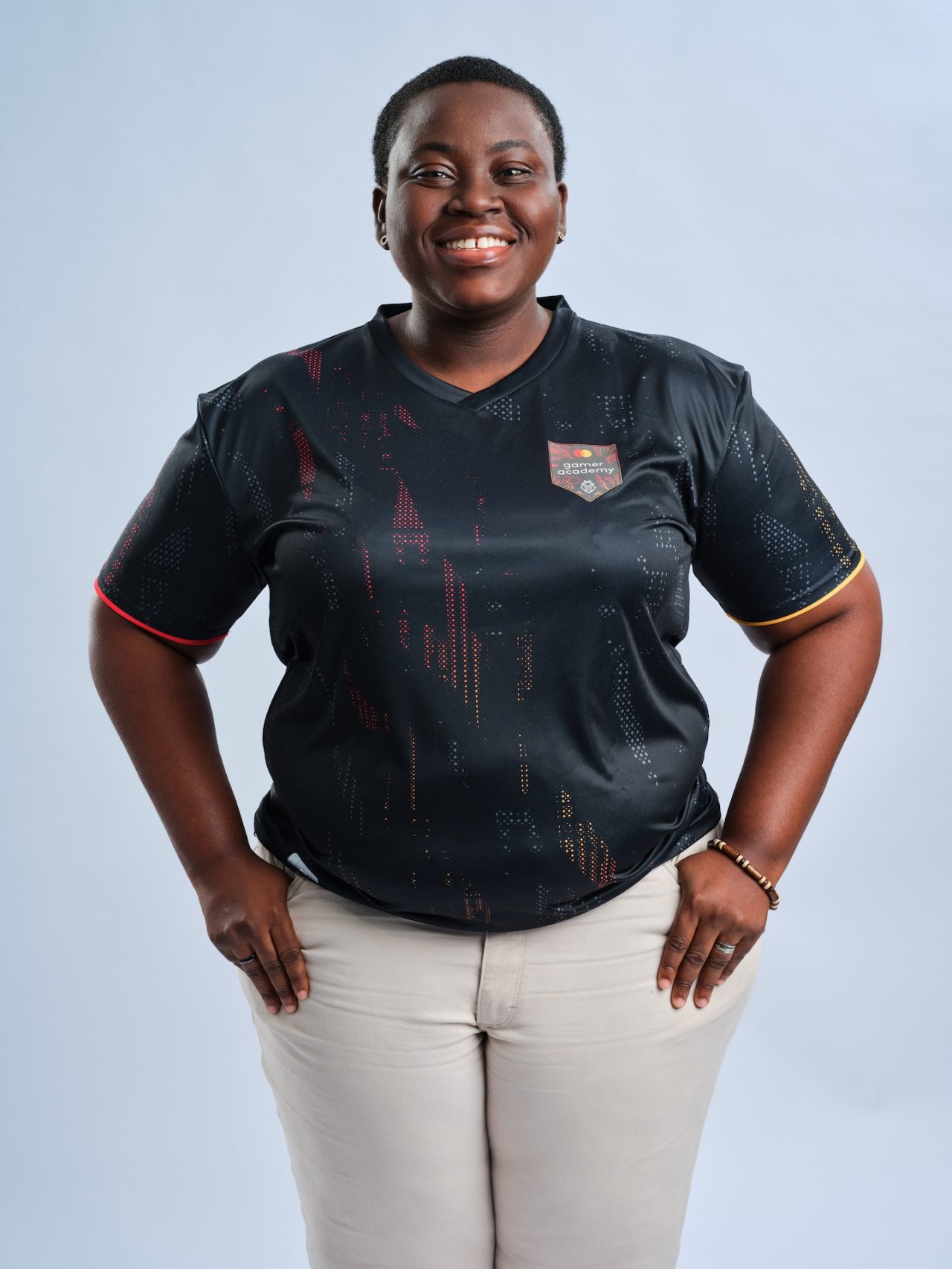 Doreen Dabi-Diamond, también conocida como Dabi, sonríe en una fotografía posada con su camiseta de Gamer Academy.