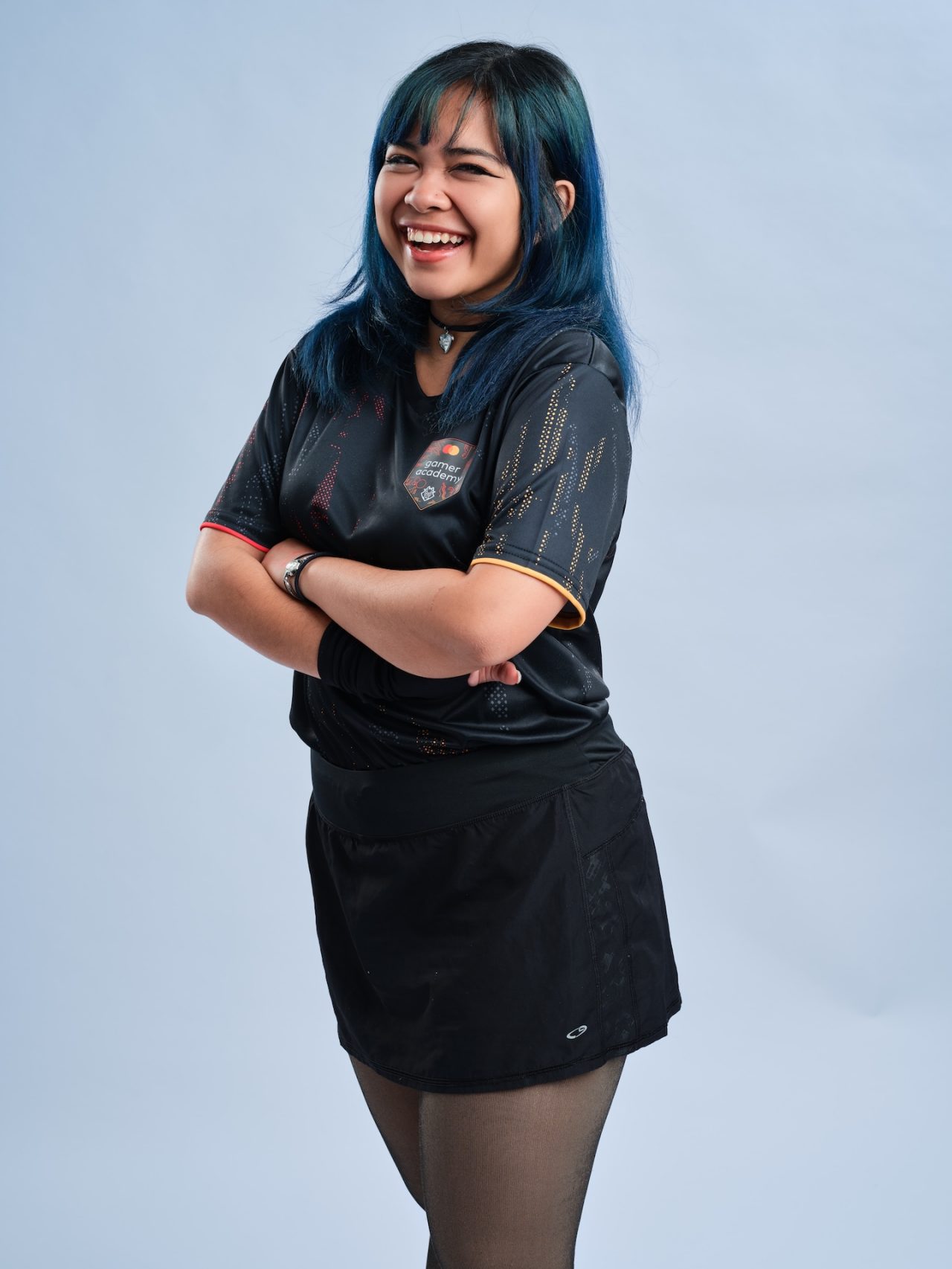 Meg Cabras sonríe en un giro de 3/4 hacia la cámara con su camiseta de Gamer Academy.