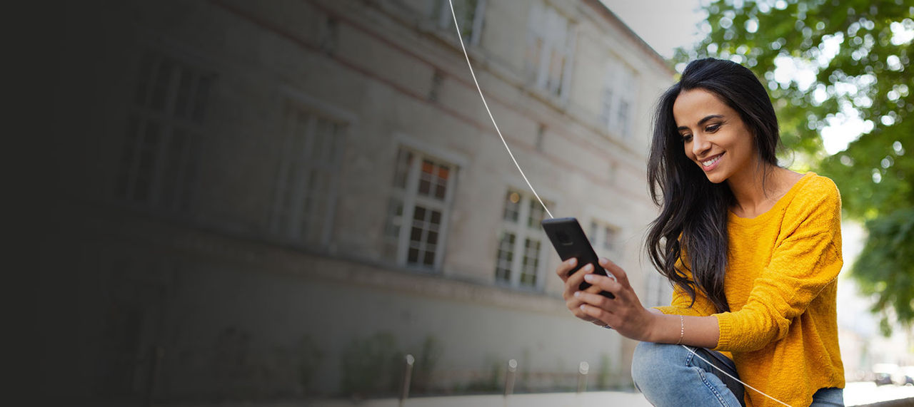 Mujer al teléfono.