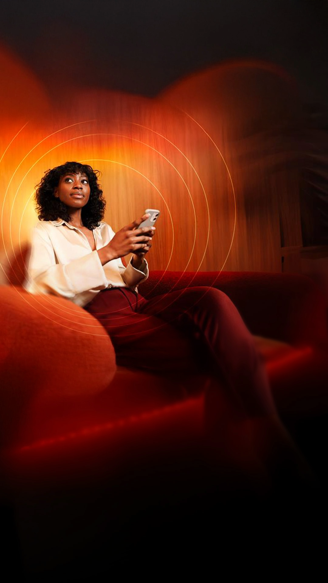 Žena platící v restauraci kreditní kartou v chytrém telefonu.