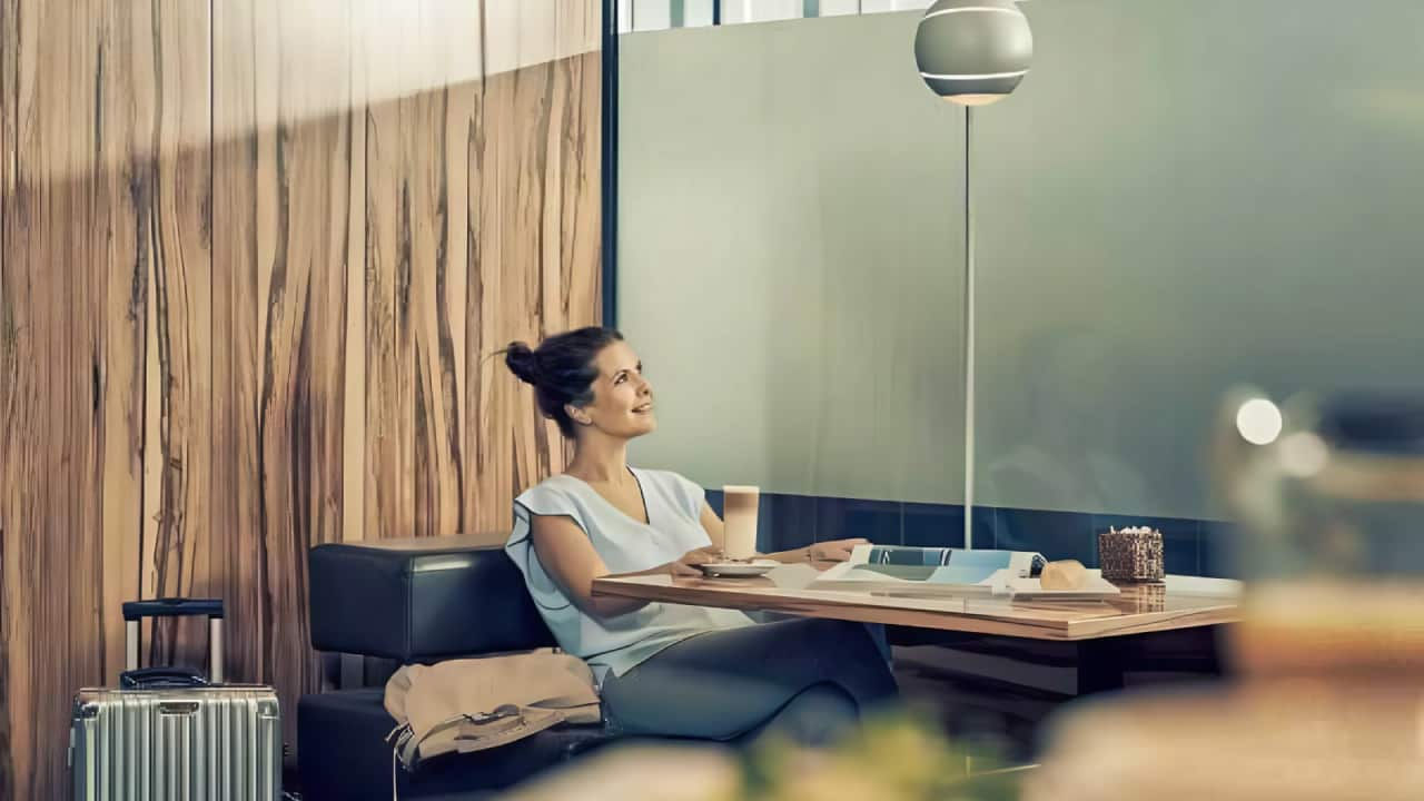 ženy relaxující v letištním salónku