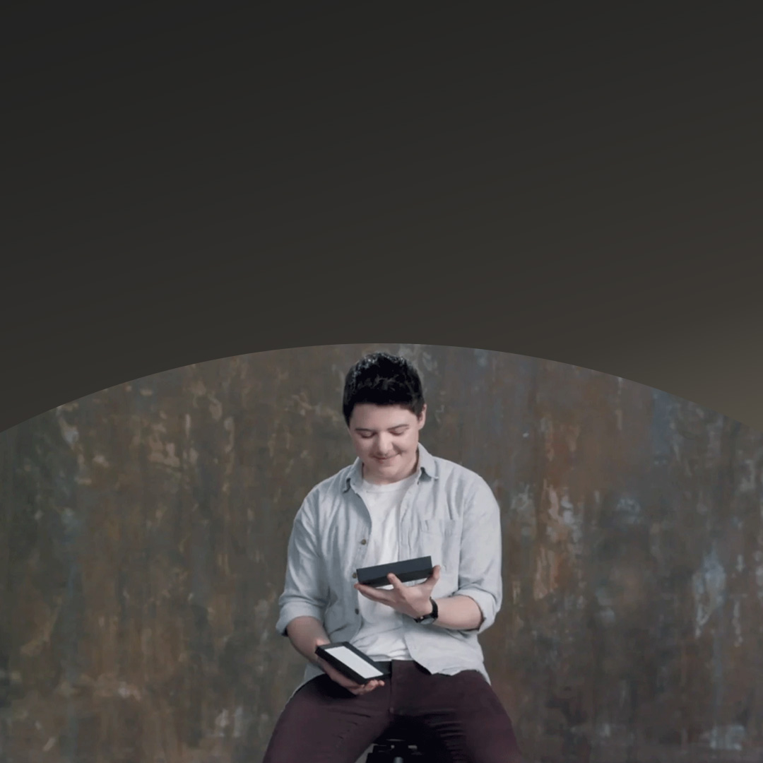 Muž držící jak chytrý telefon, tak tablet.