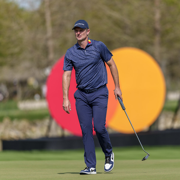 Eine Werbetafel beim Arnold Palmer Invitational zeigt historische Fotos von Arnold Palmer. 