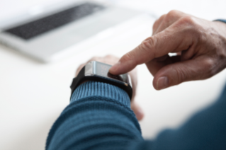 En person anvender et smartwatch.