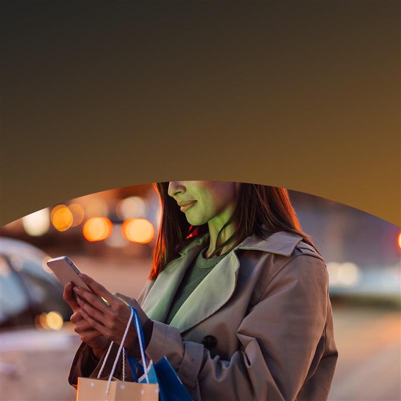 En kvinde bruger en smartphone.