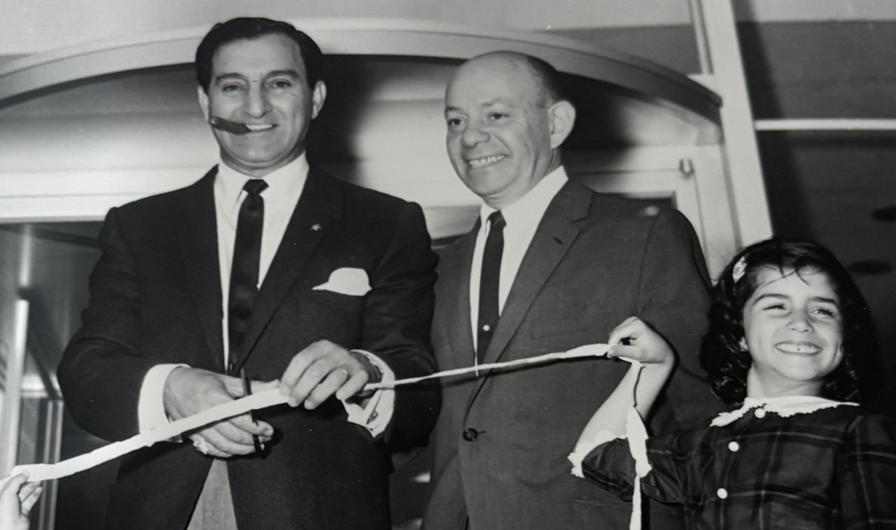 Ginger Siegel, a la derecha, posa con su abuelo, Louis Zahn, y el artista Danny Thomas, en la ceremonia de inauguración del nuevo local de Zahn. 
