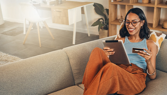 Mujer realizando una compra online en su tablet
