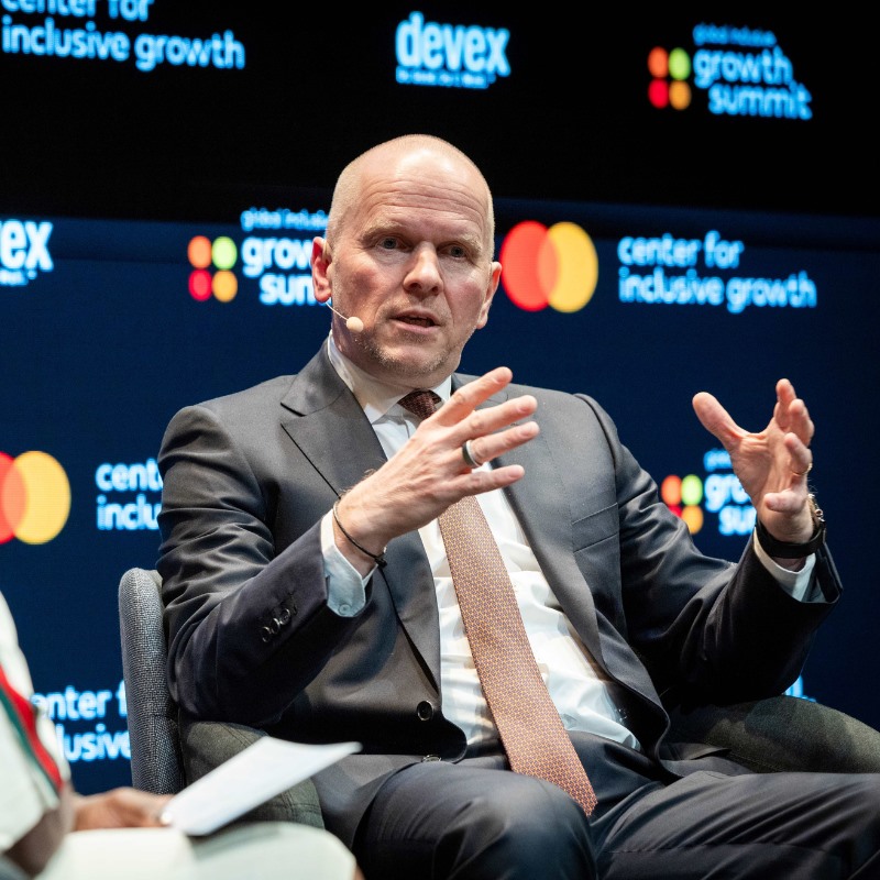 Un teléfono inteligente que se utiliza para ver información financiera.