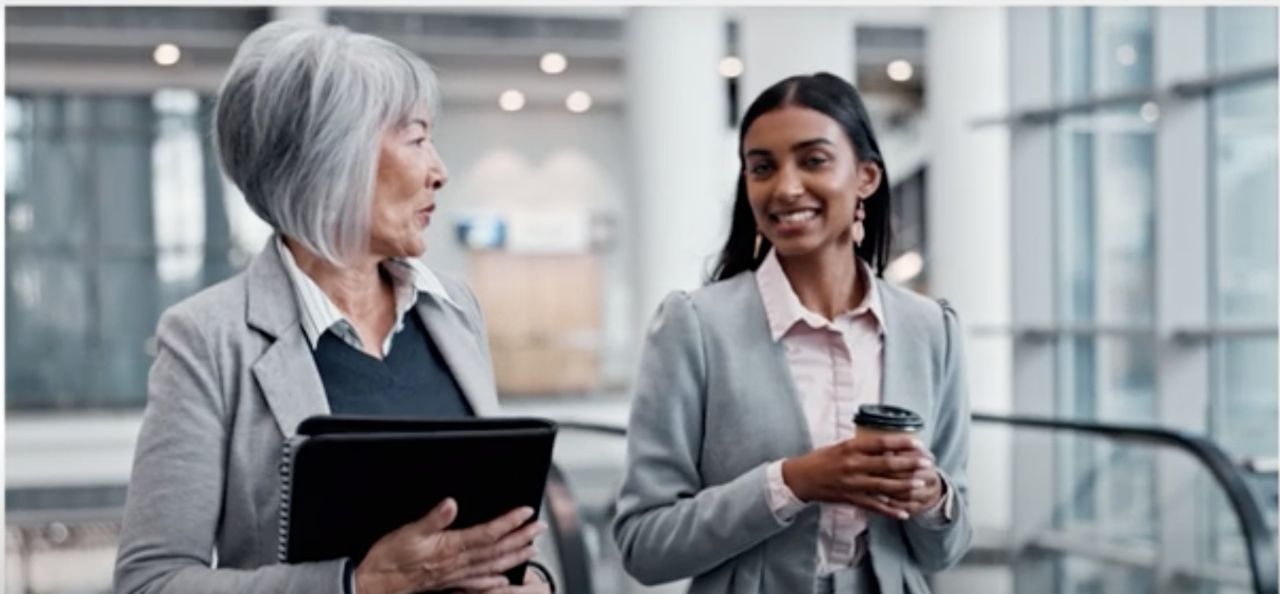 Dos personas de negocios conversando