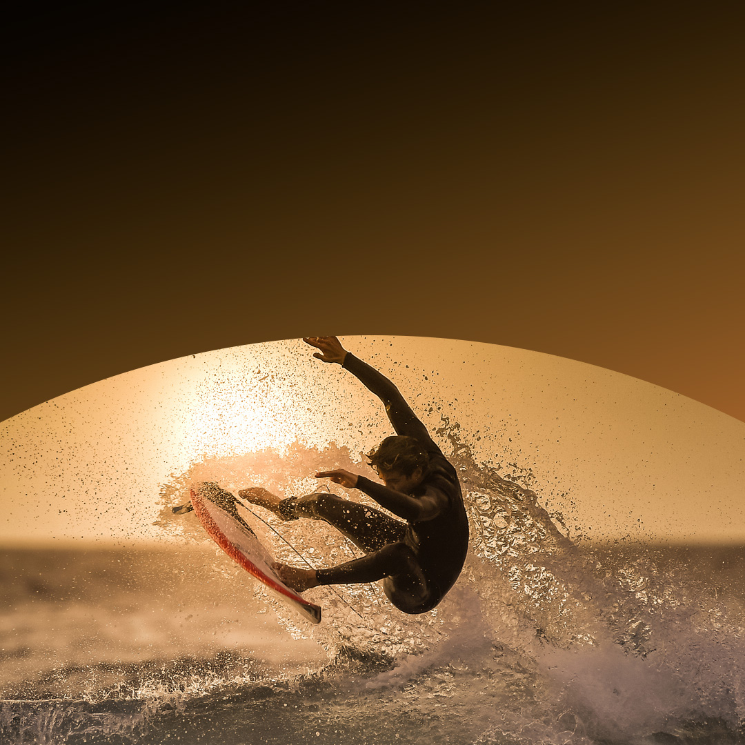 Henkilö surffaa aallolla.