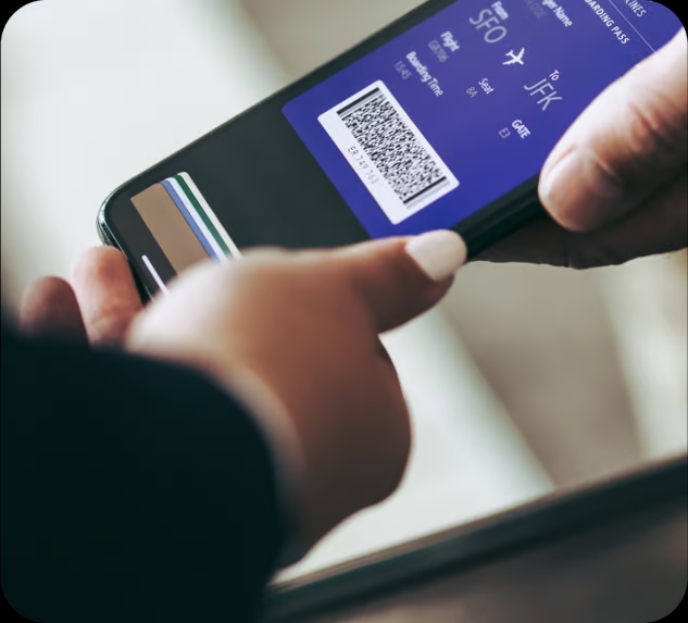 Digitaalinen esitys valkoisista kuutioista koostuvasta riippulukosta, joka on asetettu tummalle taustalle, jossa on geometrisia muotoja.