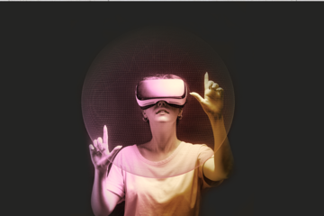 Henkilö, jolla on metaverse-lasit, tekee eleitä käsillään.