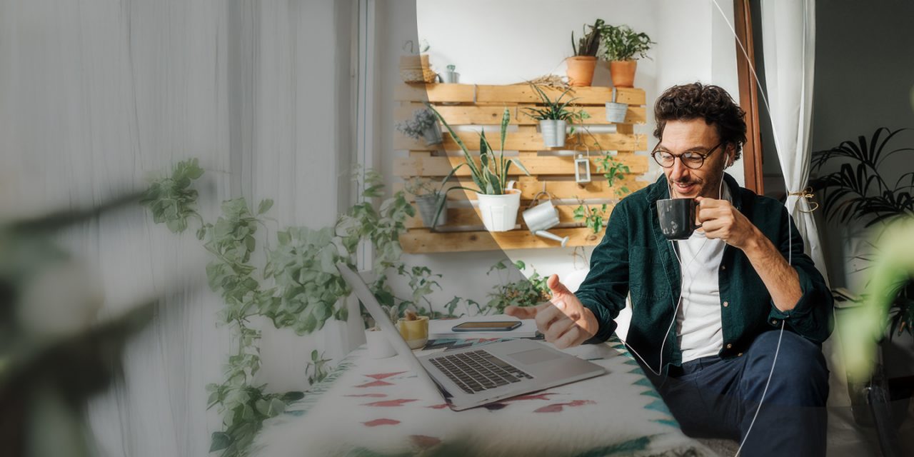 Homme avec un ordinateur portable buvant un café.