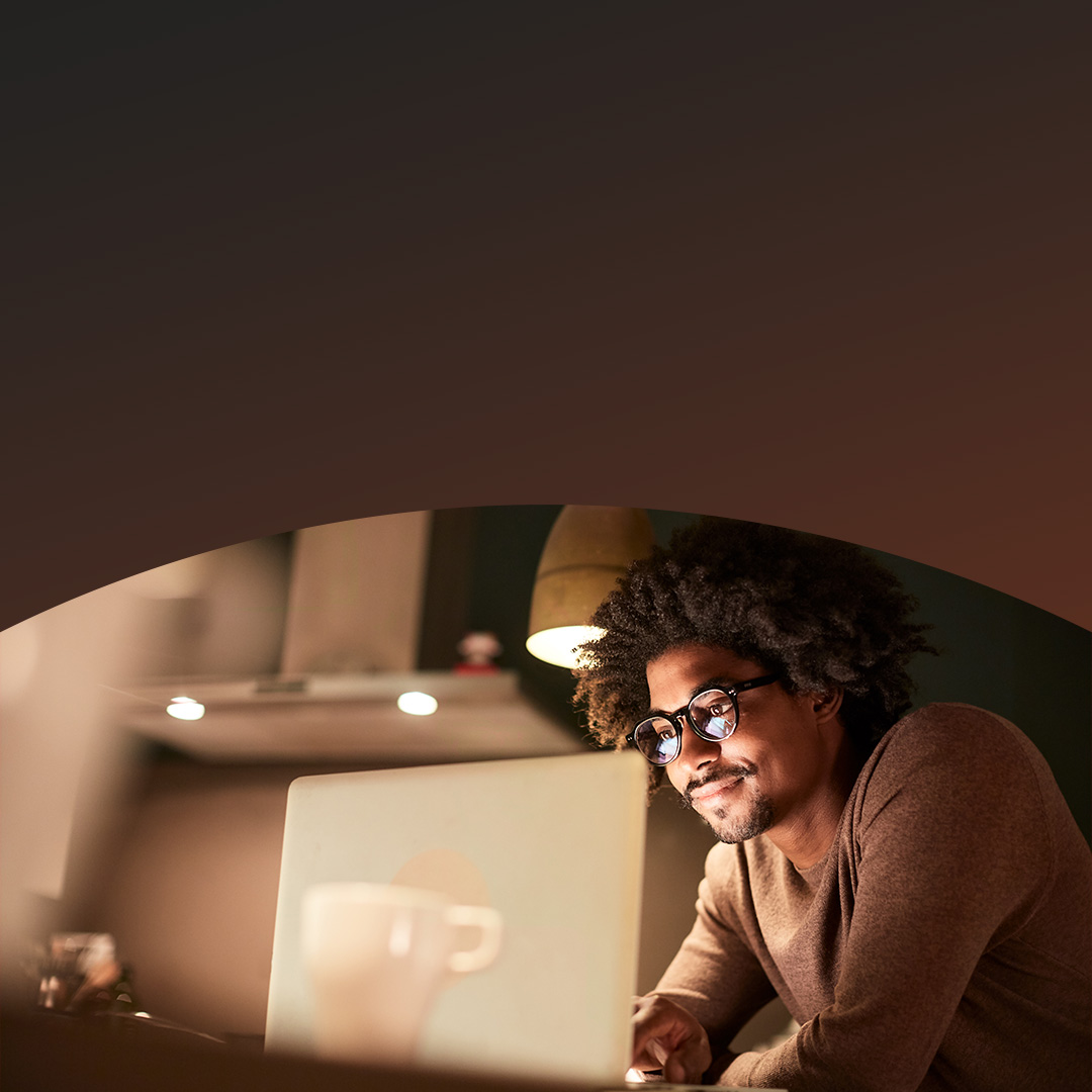 Young man using ROI fraud calculator on computer.