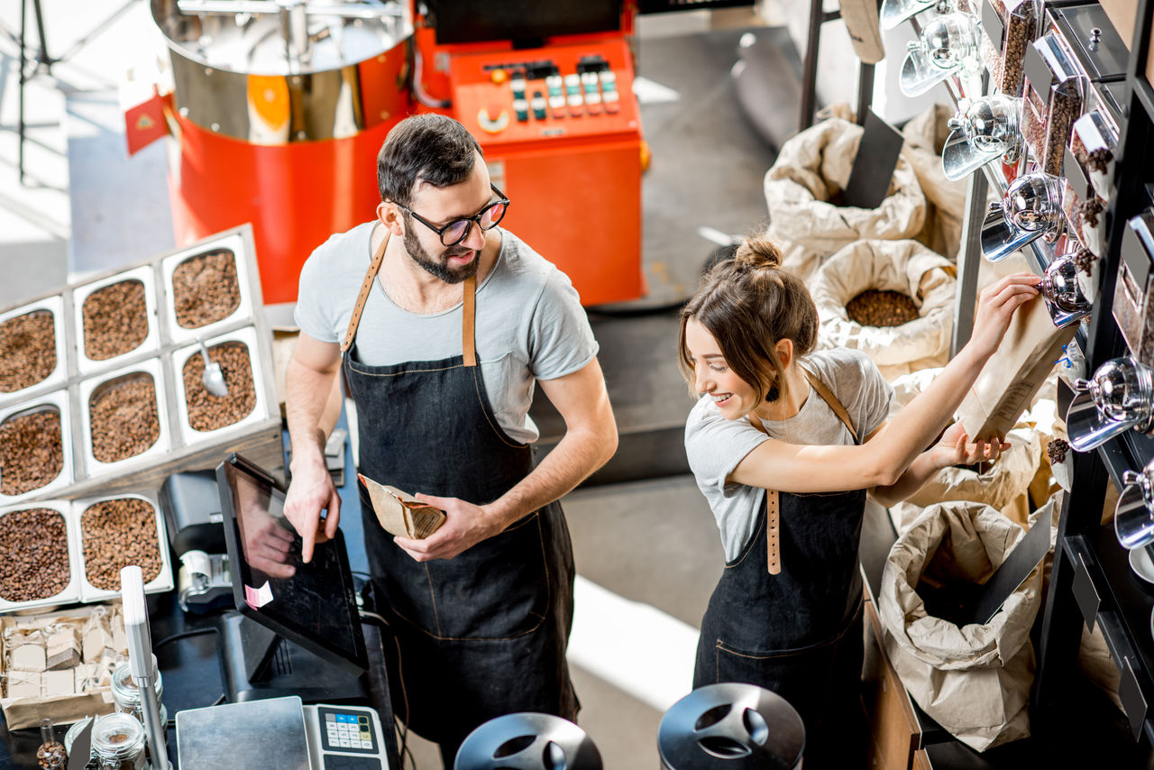 გამყიდველი ყავის მაღაზიაში