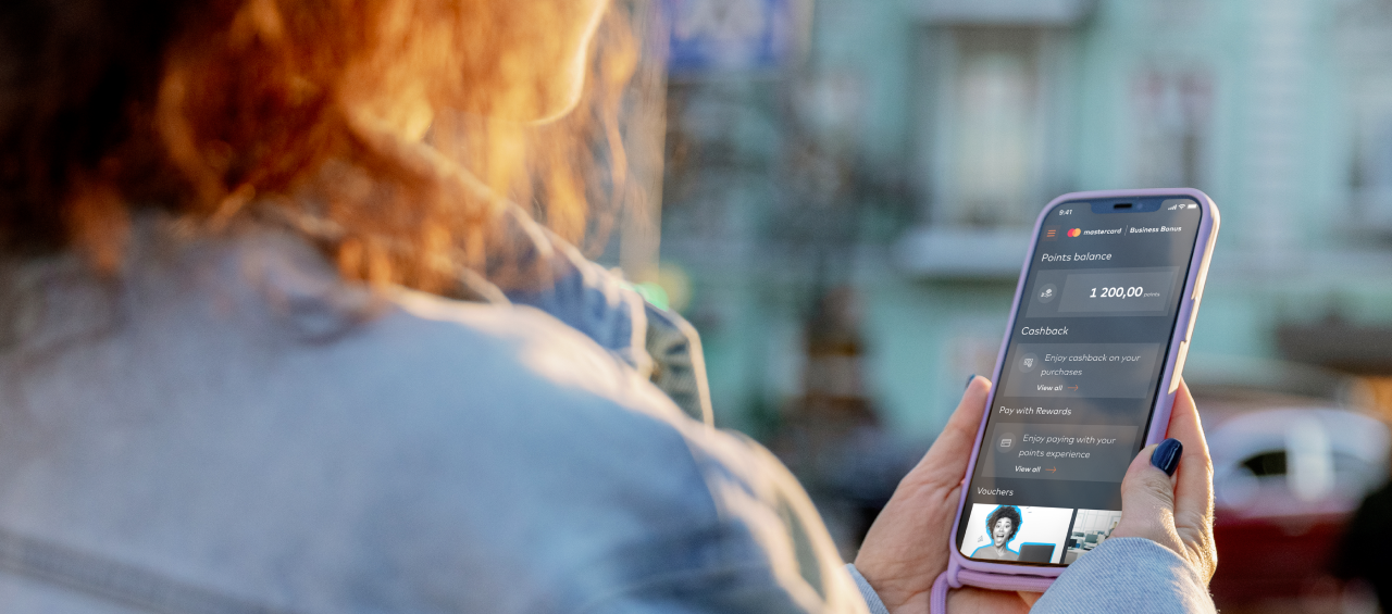 Γυναίκα που κοιτάζει το smartphone