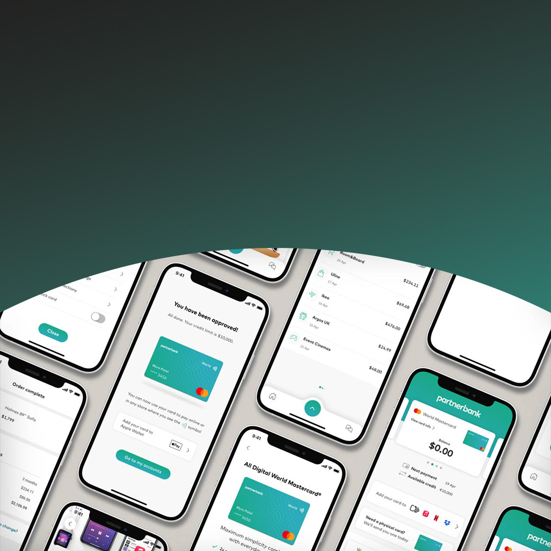 Πολλά τηλέφωνα με εφαρμογή 'digital first' εμφανίζονται στις οθόνες.