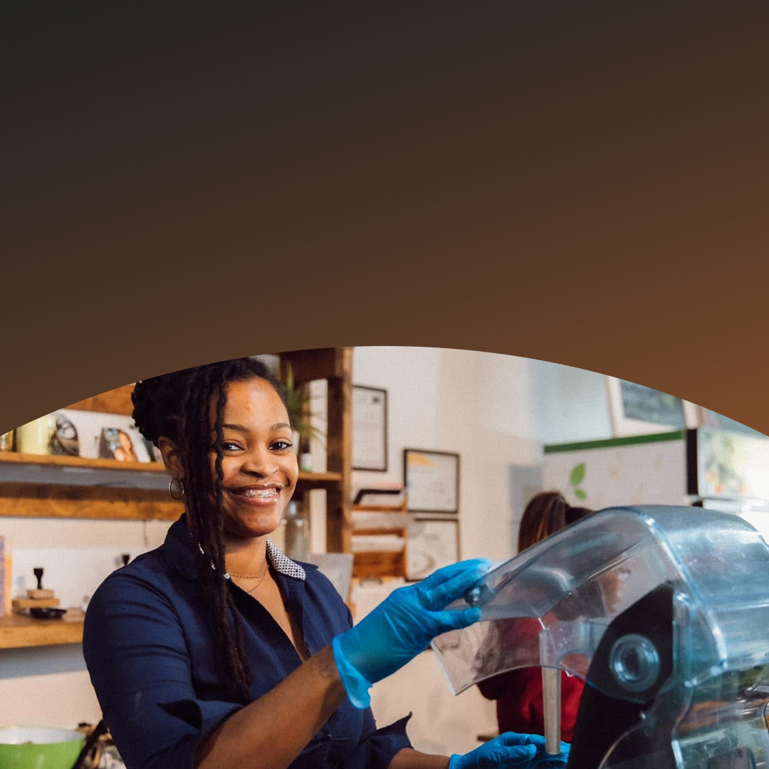 Ιδιοκτήτης μικρής επιχείρησης φυτωρίου που βοηθά έναν πελάτη.