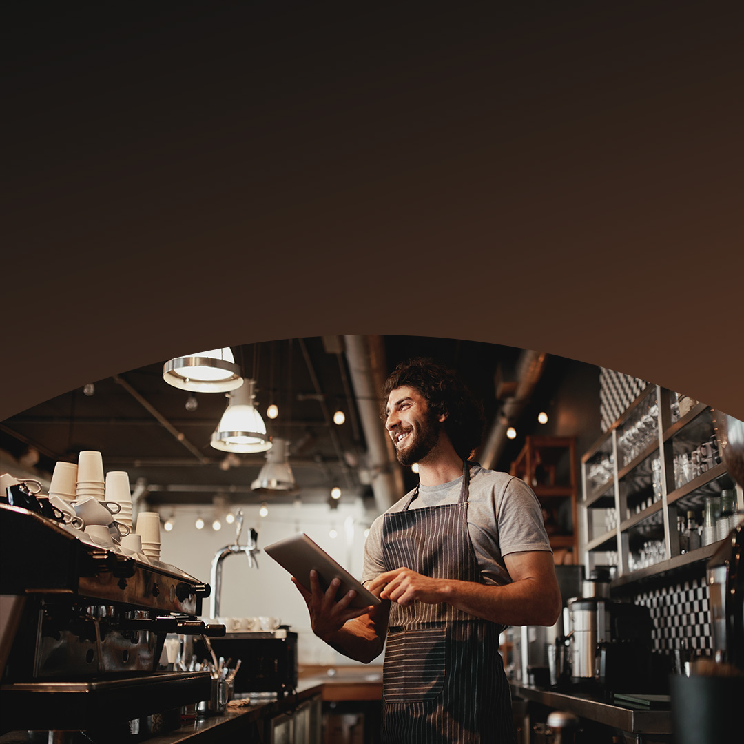 Barista menggunakan tablet di kedai kopi