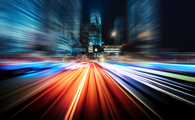 אישה יורדת במדרגות ומסתכלת בטלפון שלה לאימות זהות. 
