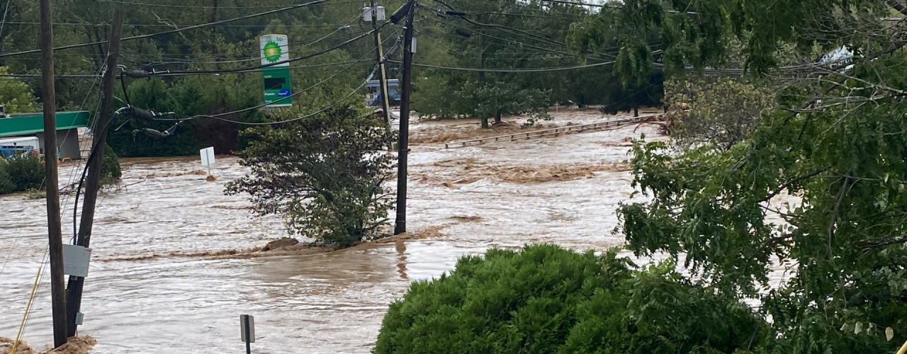ノースカロライナ州アッシュビルでは、ハリケーン・ヘレンの通過後、洪水が道路を飲み込んだ。