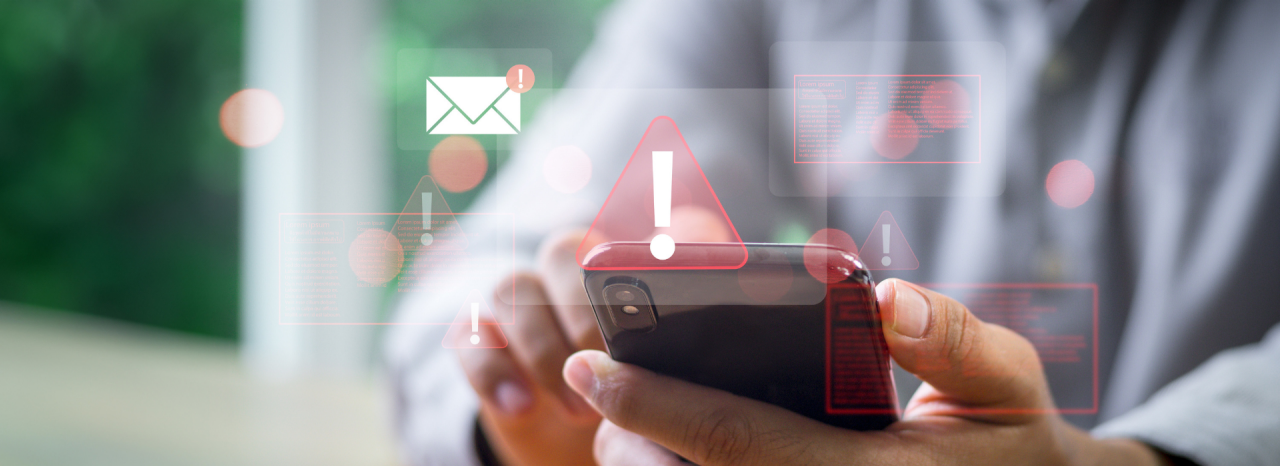 Человек держит в руках смартфон с наложенными на него уведомлениями. 