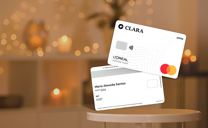 Лицевая и оборотная стороны кредитной карты Mastercard