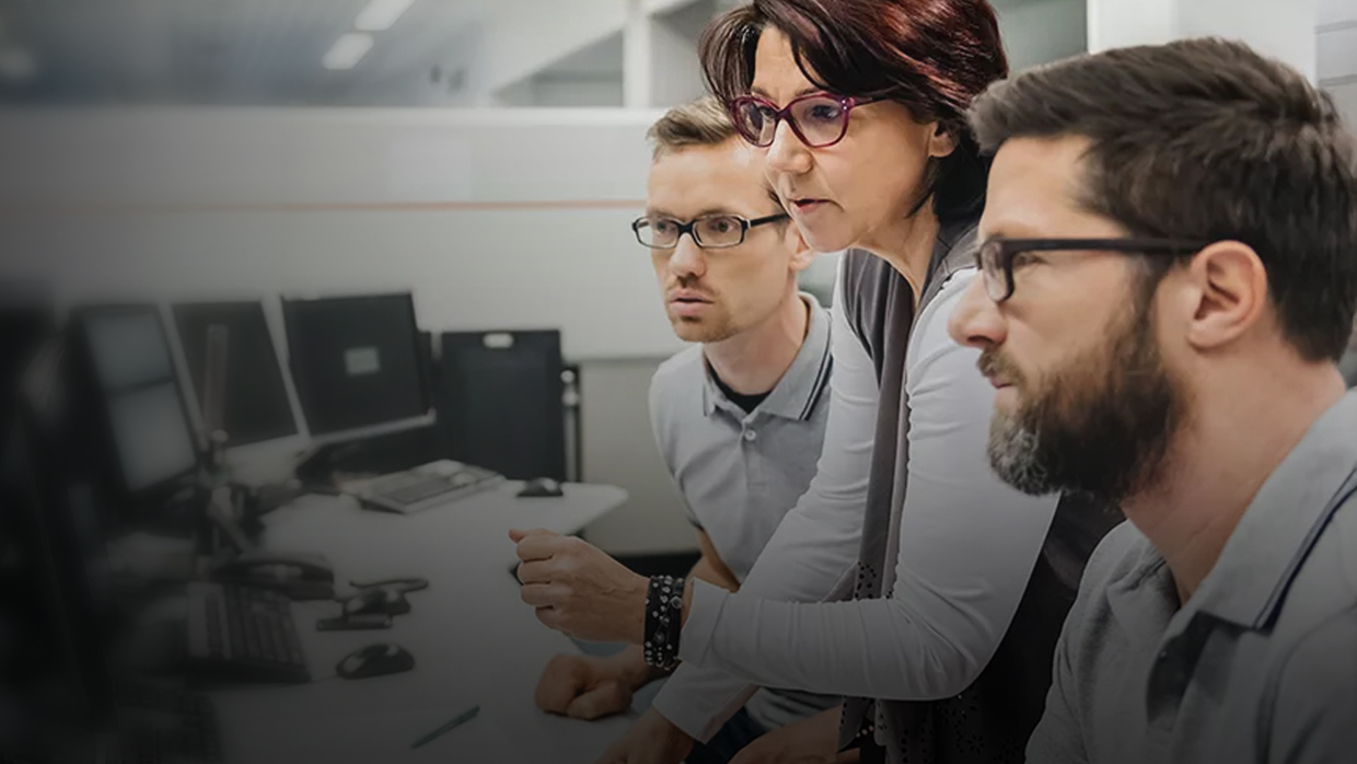 Personas reunidas alrededor de una computadora.
