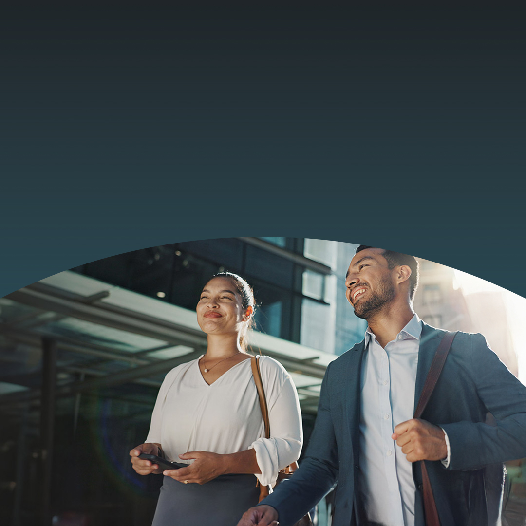 personas de aspecto profesional caminando al aire libre