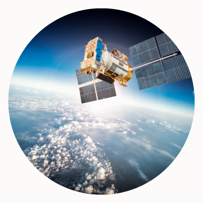 Una estación espacial con paneles solares flota sobre la Tierra.