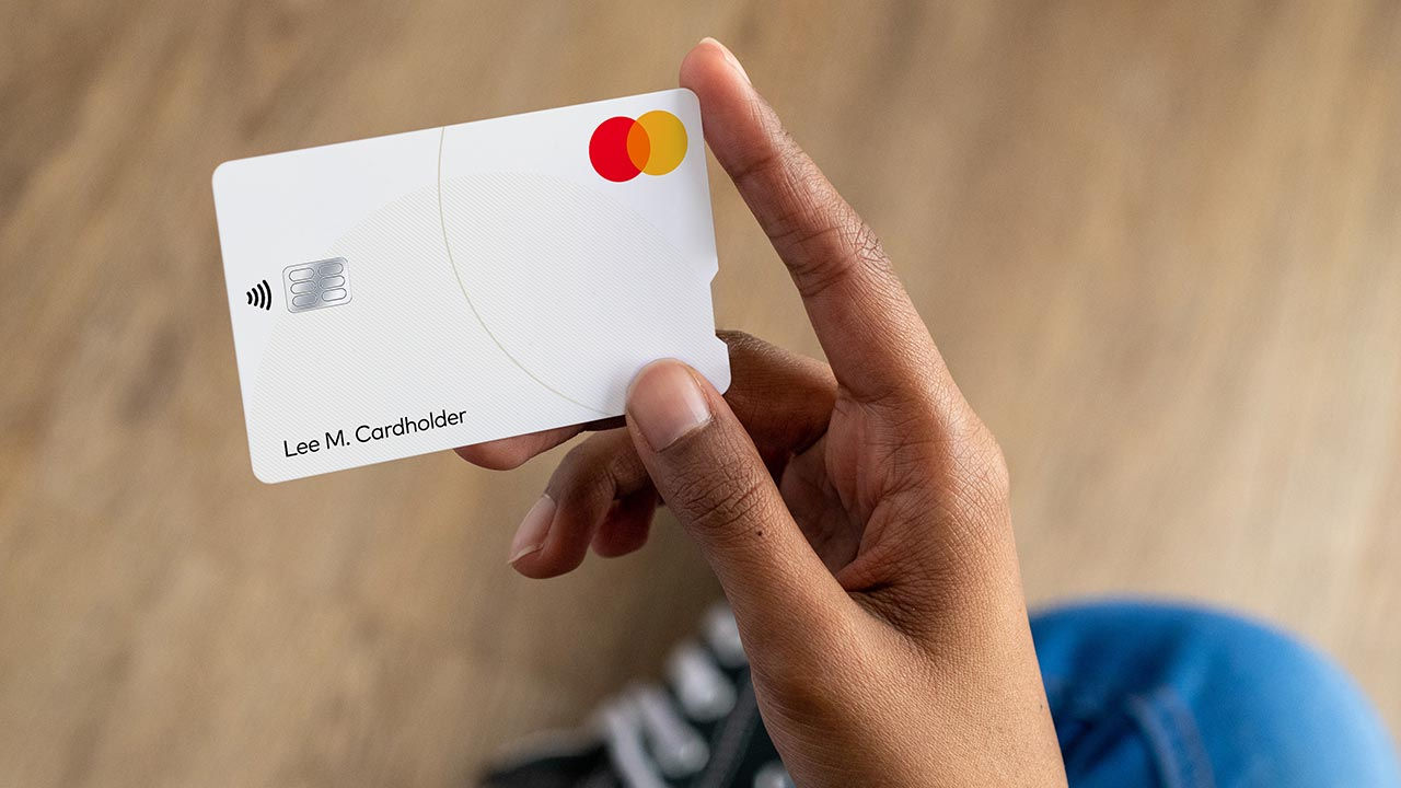 Primer plano de la Touch card en una mano.