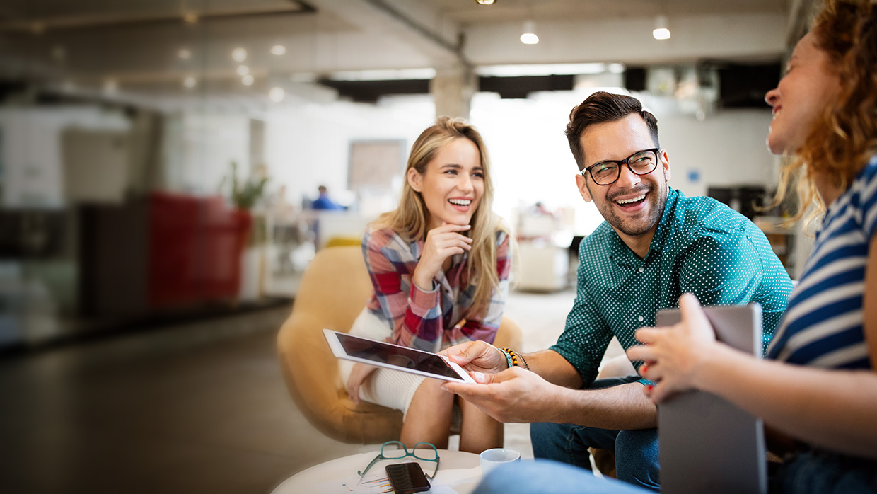 Des femmes et hommes d'affaires qui réfléchissent et discutent sur leur lieu de travail.