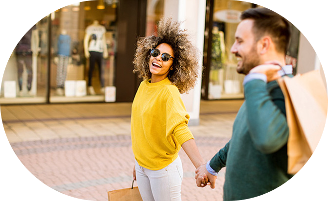 Femme faisant du shopping avec un homme.