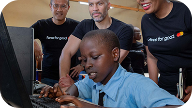 Jeune garçon apprenant à d'utiliser un ordinateur.