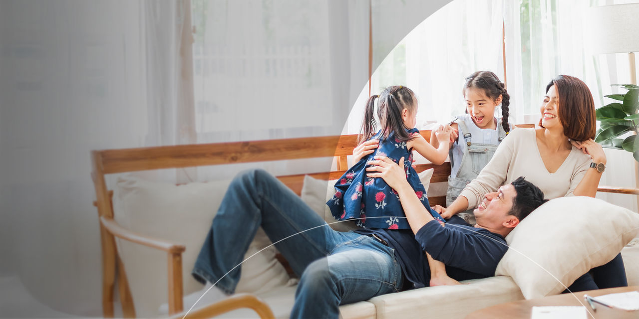 Deux parents s'amusent avec leurs enfants.