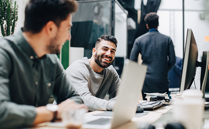 colegi de birou împărtășind un moment de relaxare.