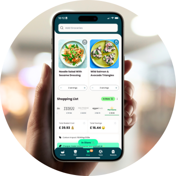 Aplicația Reewild pe un smartphone care arată impactul asupra emisiilor de carbon al alegerilor alimentare.