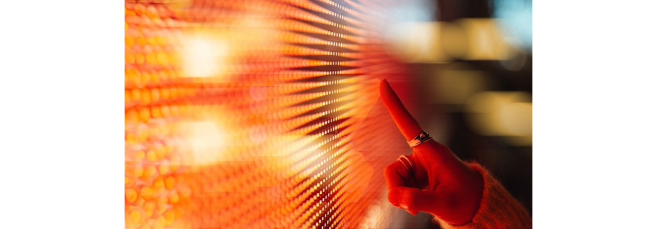 Выбор элемента пальцем на интерактивном экране.