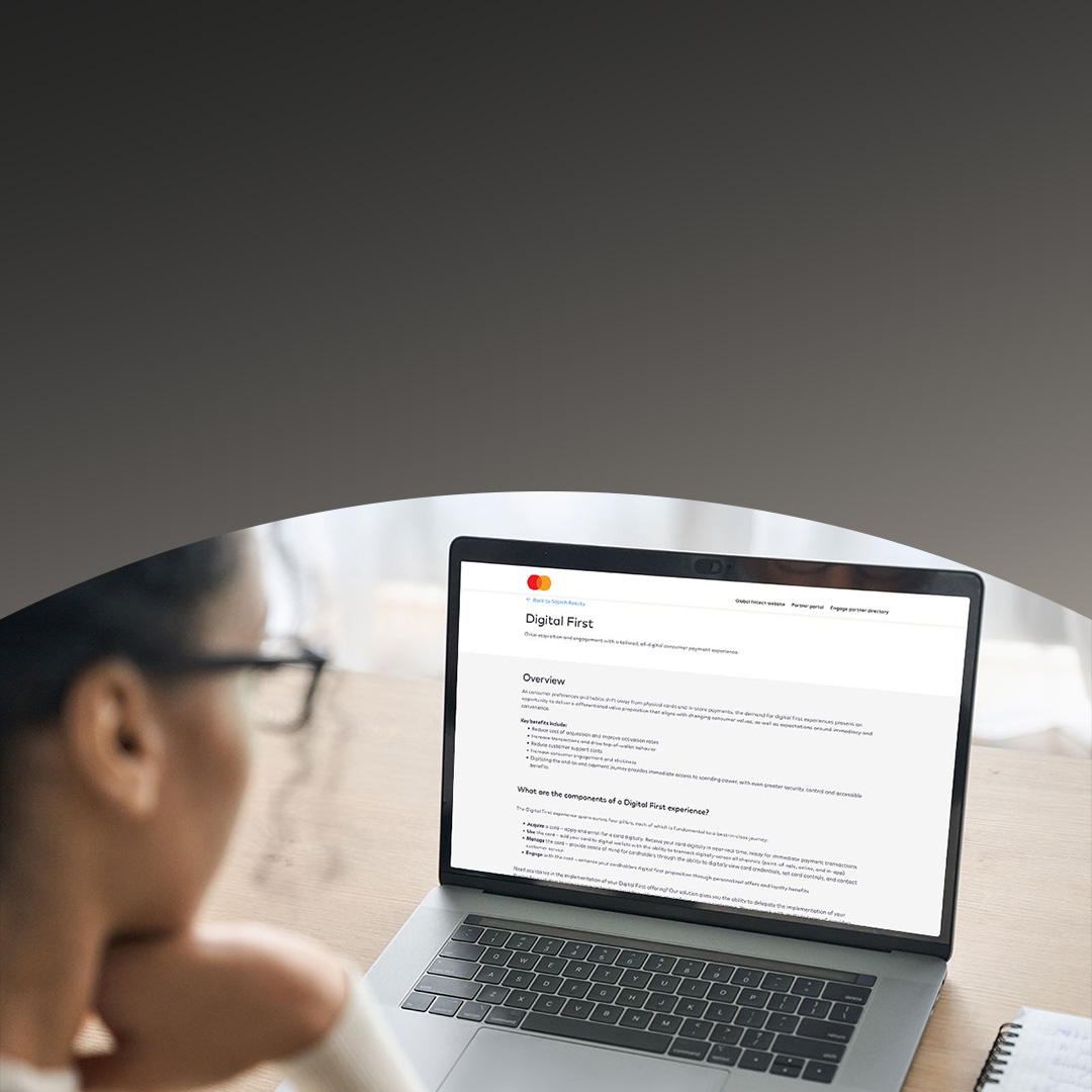Женщина просматривает документацию Digital First на экране ноутбука.
