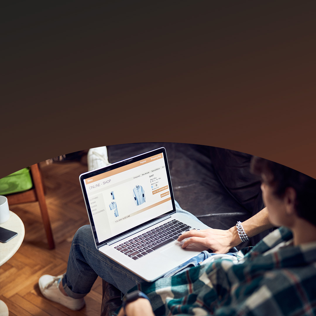 شاب يتسوق عبر الإنترنت. 