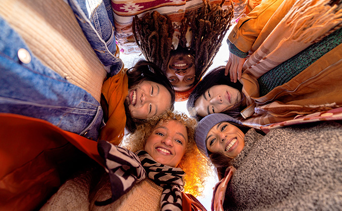 مجموعة من الأصدقاء متعددي الثقافات.