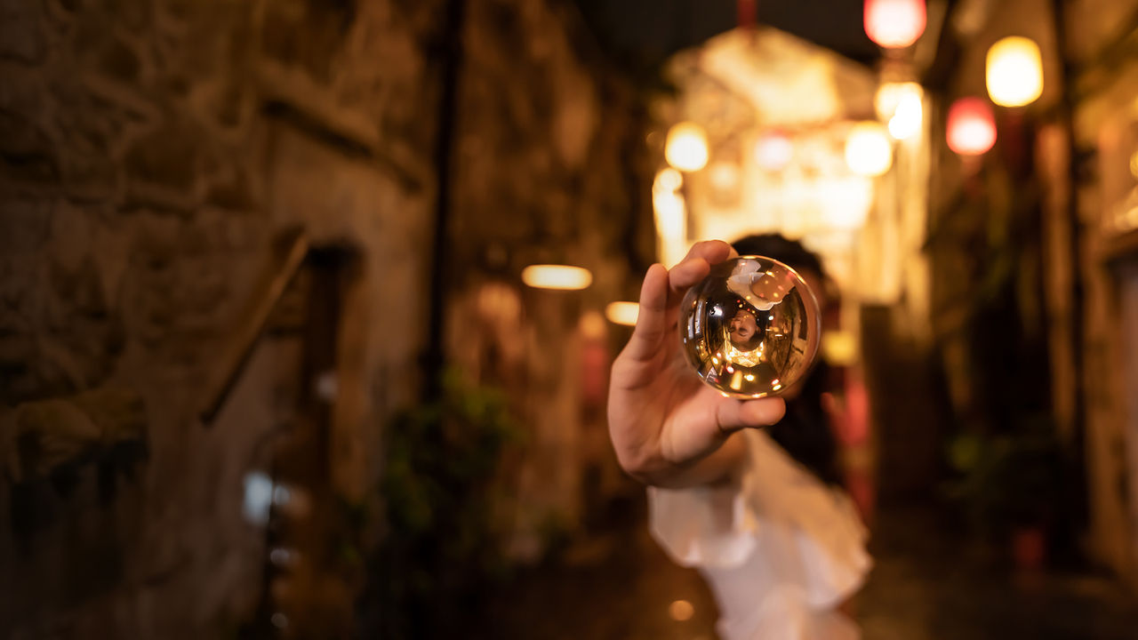Femme asiatique tenant une boule de cristal dans une bannière de bureau de rue.