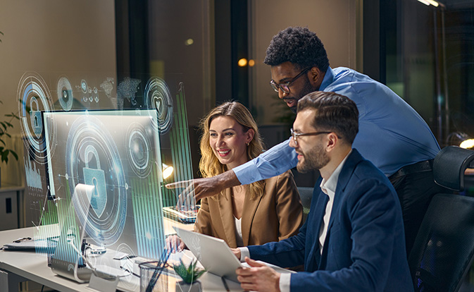 professionnels travaillant sur les solutions de cybersécurité et de renseignement sur les menaces